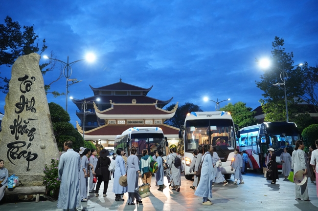 Nhóm Hiểu và Thương chùa Hoằng Pháp: Cúng dường Trường Hạ PL.2569 – DL.2025