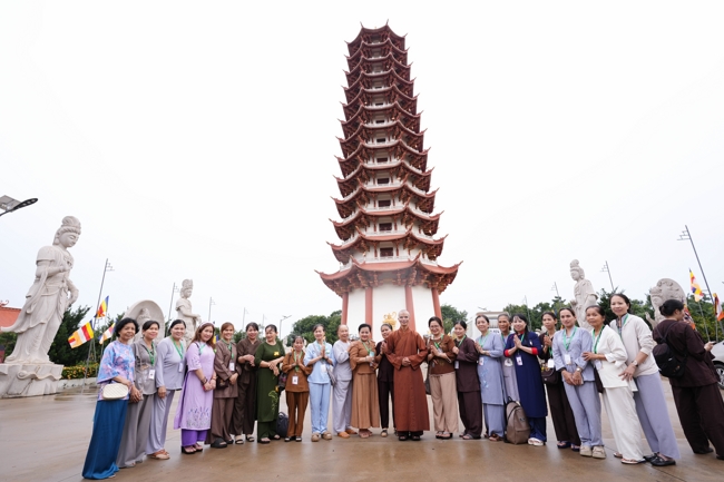 Nhóm Hiểu và Thương chùa Hoằng Pháp: Cúng dường Trường Hạ PL.2569 – DL.2025