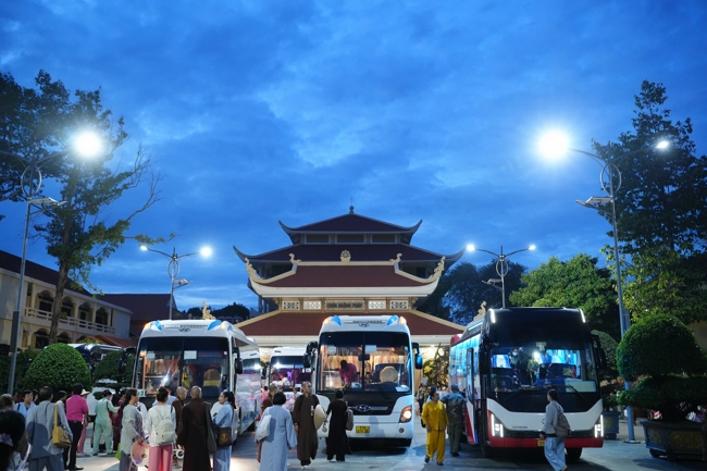 Nhóm Hiểu và Thương chùa Hoằng Pháp: Cúng dường Trường Hạ PL.2569 – DL.2025