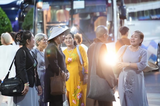 Nhóm Hiểu và Thương chùa Hoằng Pháp: Cúng dường Trường Hạ PL.2569 – DL.2025