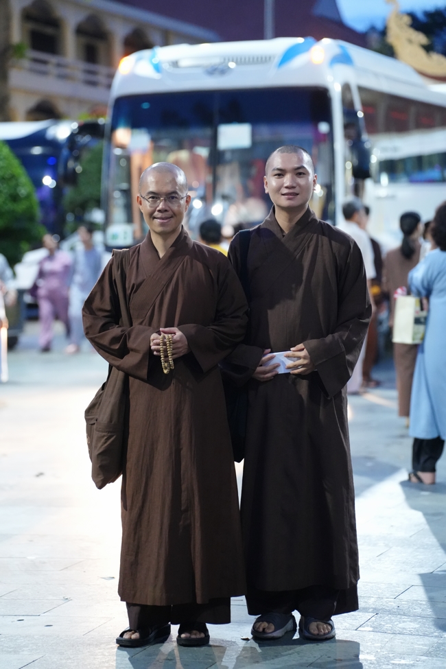 Nhóm Hiểu và Thương chùa Hoằng Pháp: Cúng dường Trường Hạ PL.2569 – DL.2025