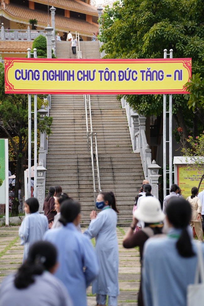 Nhóm Hiểu và Thương chùa Hoằng Pháp: Cúng dường Trường Hạ PL.2569 – DL.2025