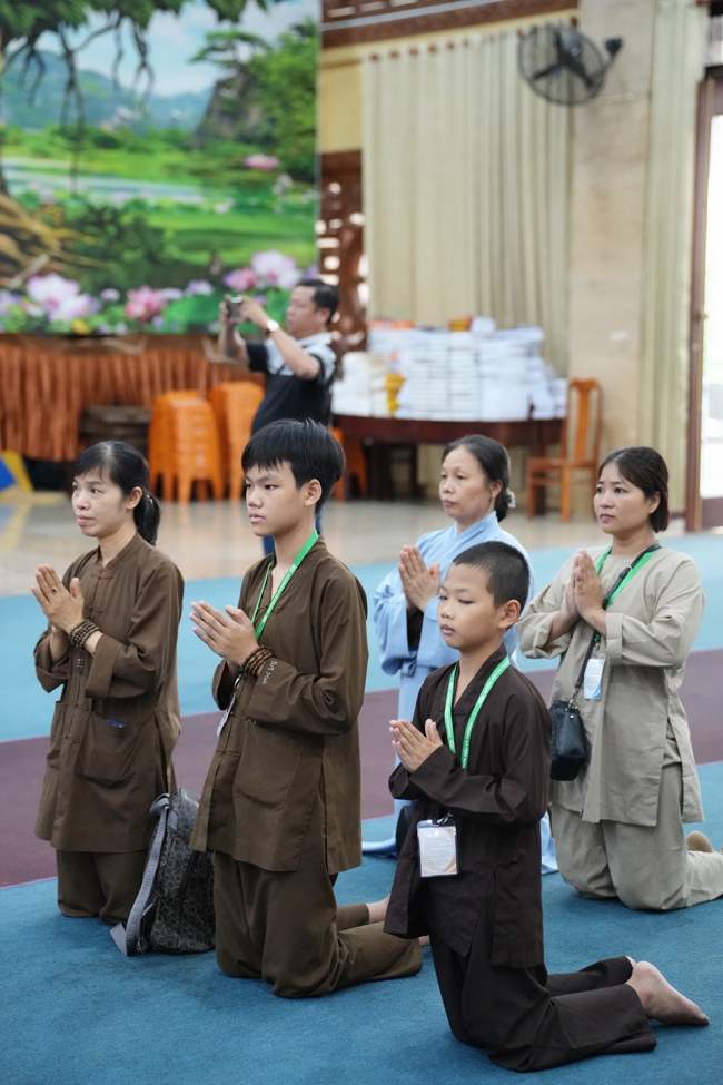 Nhóm Hiểu và Thương chùa Hoằng Pháp: Cúng dường Trường Hạ PL.2569 – DL.2025