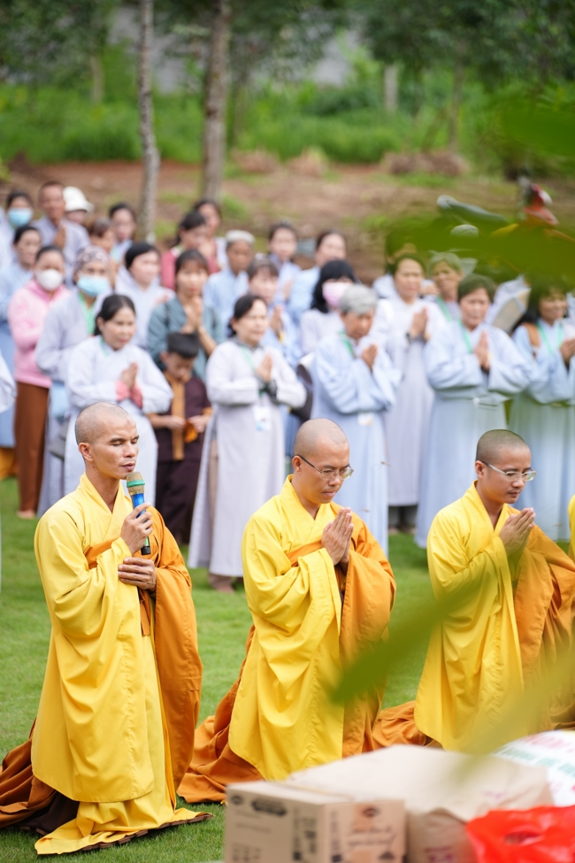 Nhóm Hiểu và Thương chùa Hoằng Pháp: Cúng dường Trường Hạ PL.2569 – DL.2025