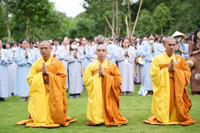 Nhóm Hiểu và Thương chùa Hoằng Pháp: Cúng dường Trường Hạ PL.2569 – DL.2025