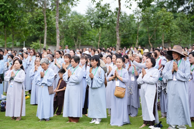 Nhóm Hiểu và Thương chùa Hoằng Pháp: Cúng dường Trường Hạ PL.2569 – DL.2025