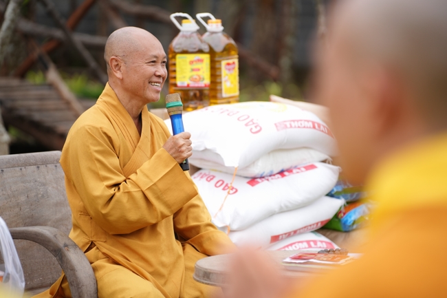 Nhóm Hiểu và Thương chùa Hoằng Pháp: Cúng dường Trường Hạ PL.2569 – DL.2025