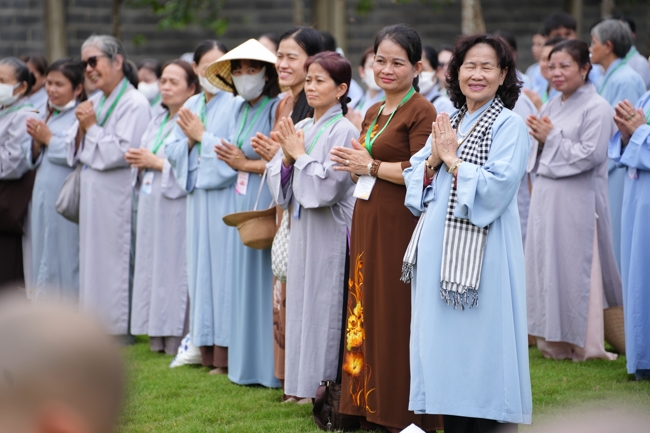 Nhóm Hiểu và Thương chùa Hoằng Pháp: Cúng dường Trường Hạ PL.2569 – DL.2025