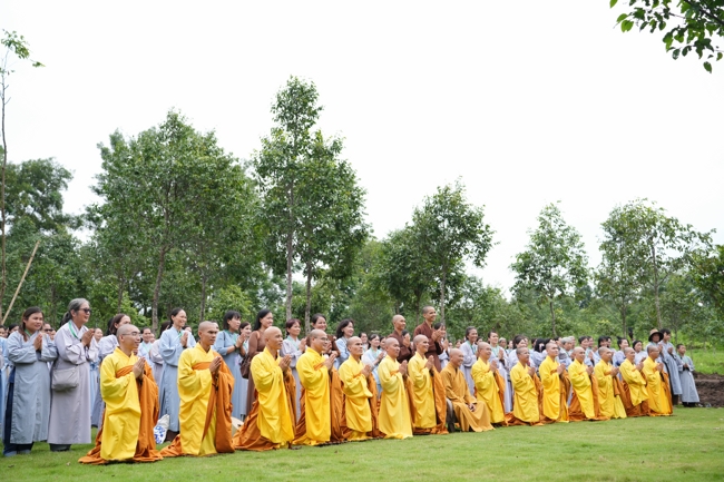 Nhóm Hiểu và Thương chùa Hoằng Pháp: Cúng dường Trường Hạ PL.2569 – DL.2025