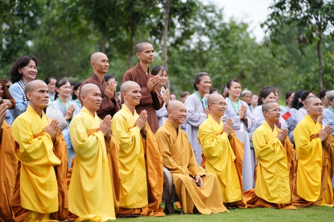 Nhóm Hiểu và Thương chùa Hoằng Pháp: Cúng dường Trường Hạ PL.2569 – DL.2025