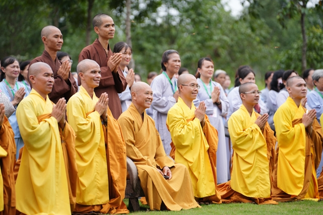 Nhóm Hiểu và Thương chùa Hoằng Pháp: Cúng dường Trường Hạ PL.2569 – DL.2025