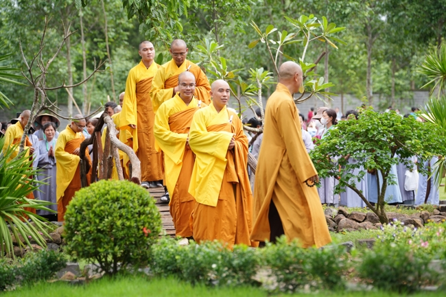 Nhóm Hiểu và Thương chùa Hoằng Pháp: Cúng dường Trường Hạ PL.2569 – DL.2025