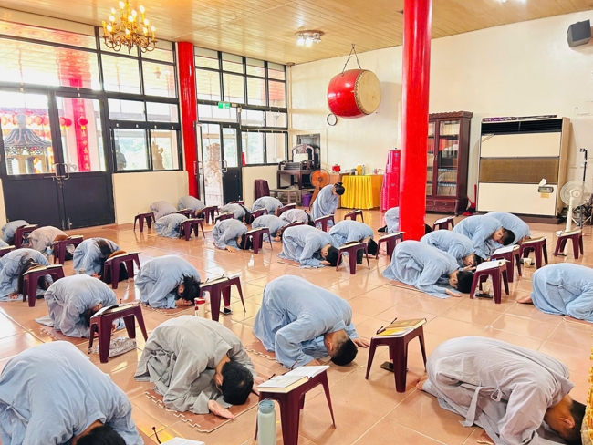 Dharma assembly for worshiping Bodhisattva Avalokitesvara – One-Day Practice at Linh An Pagoda in Taiwan