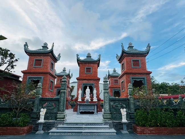 Offering to the rain-retreat schools in Thanh Hoa and Hoang Phap pagoda of Dong Cao Pagoda