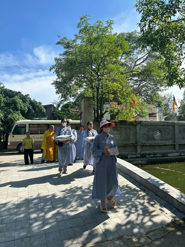 Offering to the rain-retreat schools in Thanh Hoa and Hoang Phap pagoda of Dong Cao Pagoda