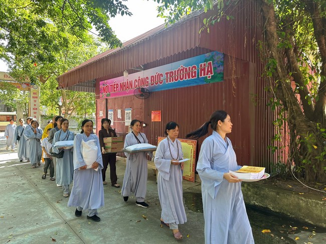 Offering to the rain-retreat schools in Thanh Hoa and Hoang Phap pagoda of Dong Cao Pagoda