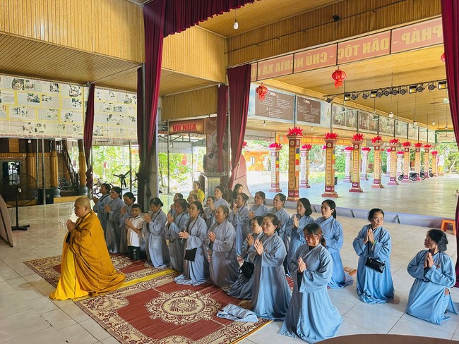 Offering to the rain-retreat schools in Thanh Hoa and Hoang Phap pagoda of Dong Cao Pagoda