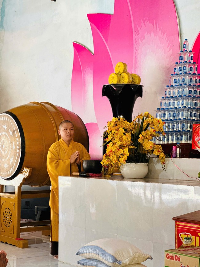 Offering to the rain-retreat schools in Thanh Hoa and Hoang Phap pagoda of Dong Cao Pagoda
