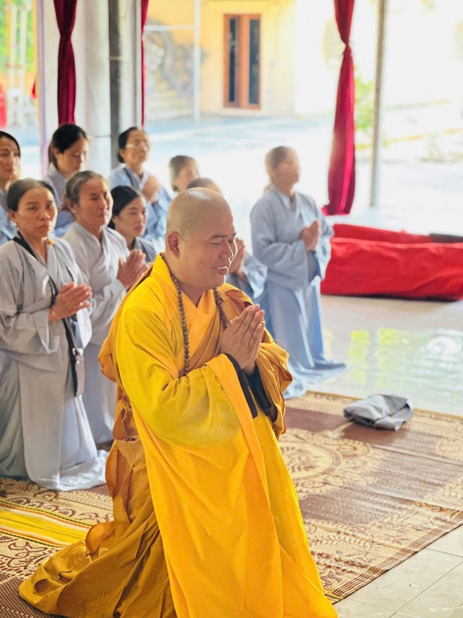 Offering to the rain-retreat schools in Thanh Hoa and Hoang Phap pagoda of Dong Cao Pagoda