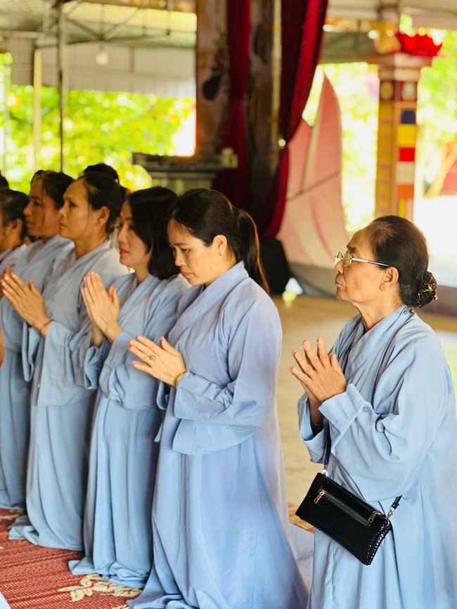 Offering to the rain-retreat schools in Thanh Hoa and Hoang Phap pagoda of Dong Cao Pagoda