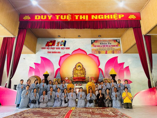 Offering to the rain-retreat schools in Thanh Hoa and Hoang Phap pagoda of Dong Cao Pagoda