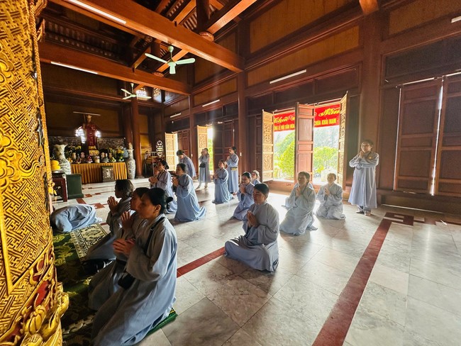 Offering to the rain-retreat schools in Thanh Hoa and Hoang Phap pagoda of Dong Cao Pagoda
