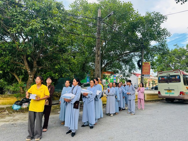Offering to the rain-retreat schools in Thanh Hoa and Hoang Phap pagoda of Dong Cao Pagoda