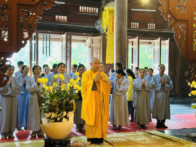 Offering to the rain-retreat schools in Thanh Hoa and Hoang Phap pagoda of Dong Cao Pagoda