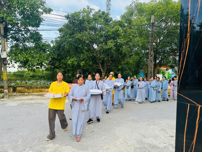 Offering to the rain-retreat schools in Thanh Hoa and Hoang Phap pagoda of Dong Cao Pagoda
