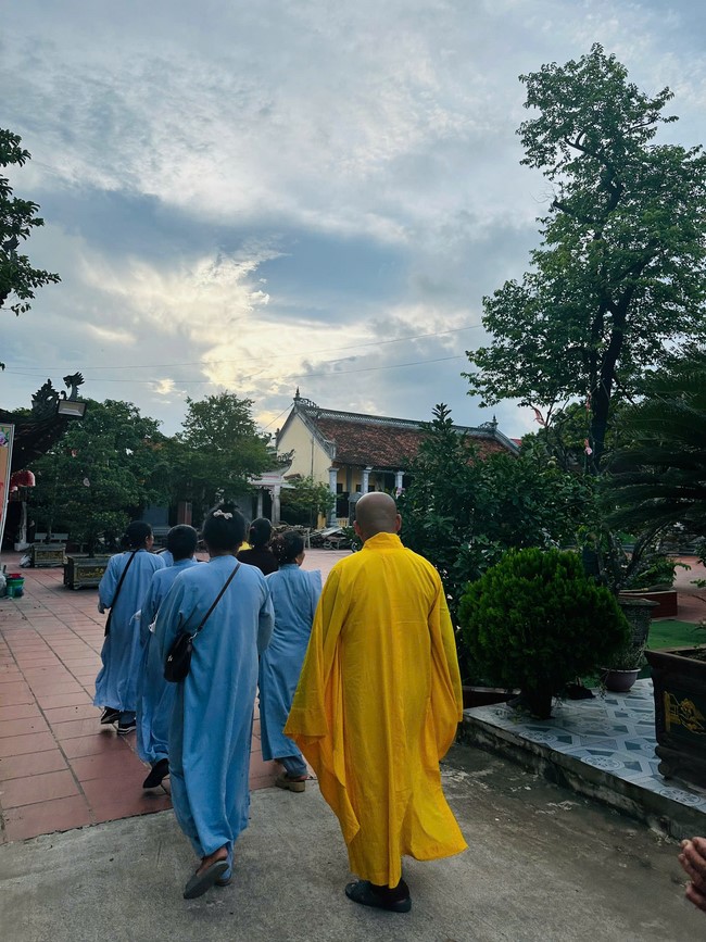Offering to the rain-retreat schools in Thanh Hoa and Hoang Phap pagoda of Dong Cao Pagoda