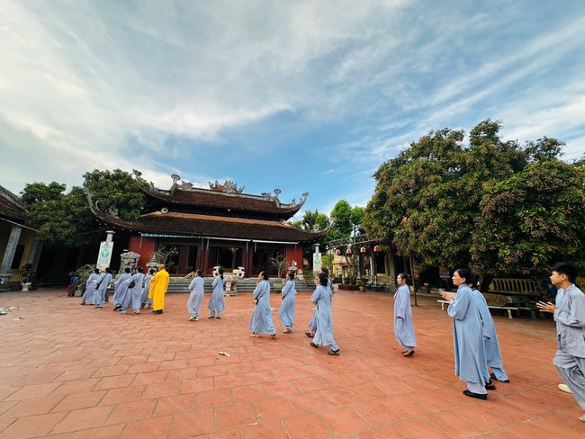 Offering to the rain-retreat schools in Thanh Hoa and Hoang Phap pagoda of Dong Cao Pagoda