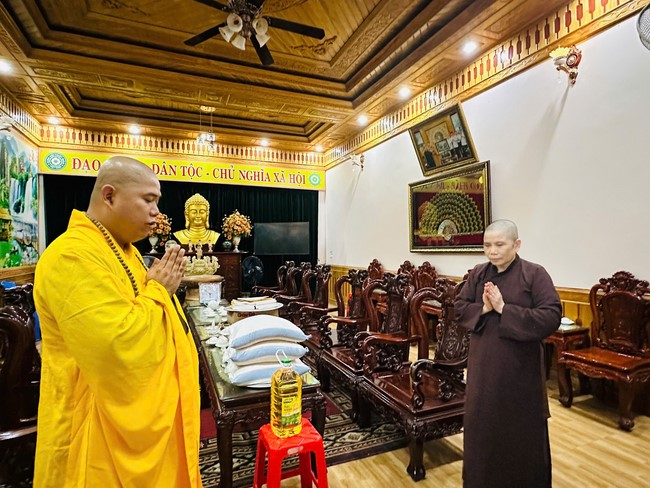 Offering to the rain-retreat schools in Thanh Hoa and Hoang Phap pagoda of Dong Cao Pagoda