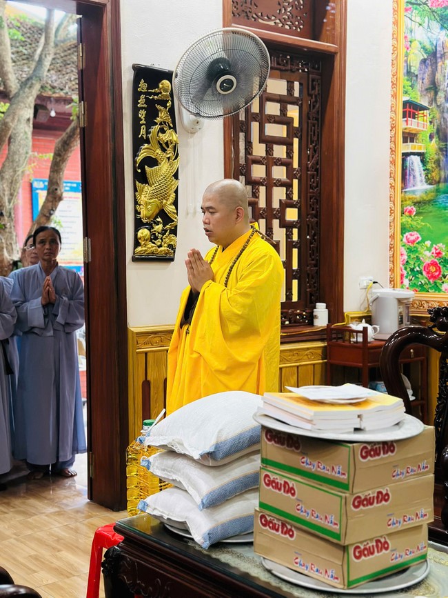 Offering to the rain-retreat schools in Thanh Hoa and Hoang Phap pagoda of Dong Cao Pagoda