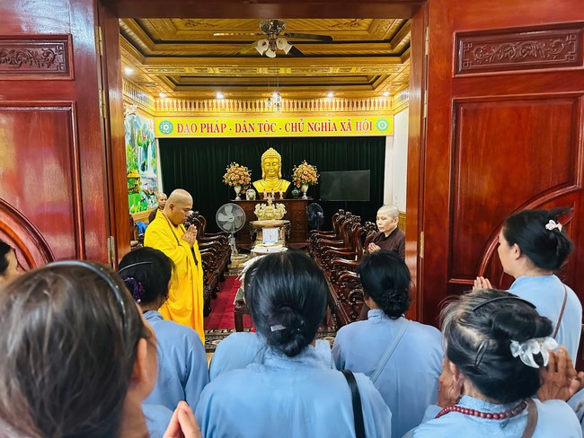 Offering to the rain-retreat schools in Thanh Hoa and Hoang Phap pagoda of Dong Cao Pagoda