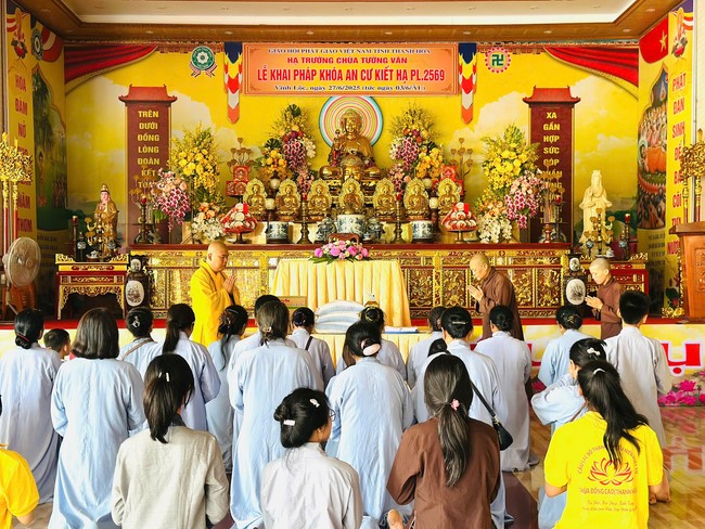Offering to the rain-retreat schools in Thanh Hoa and Hoang Phap pagoda of Dong Cao Pagoda