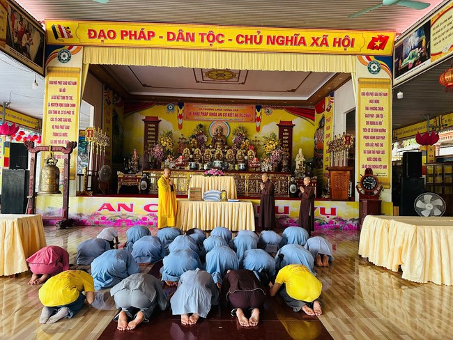 Offering to the rain-retreat schools in Thanh Hoa and Hoang Phap pagoda of Dong Cao Pagoda