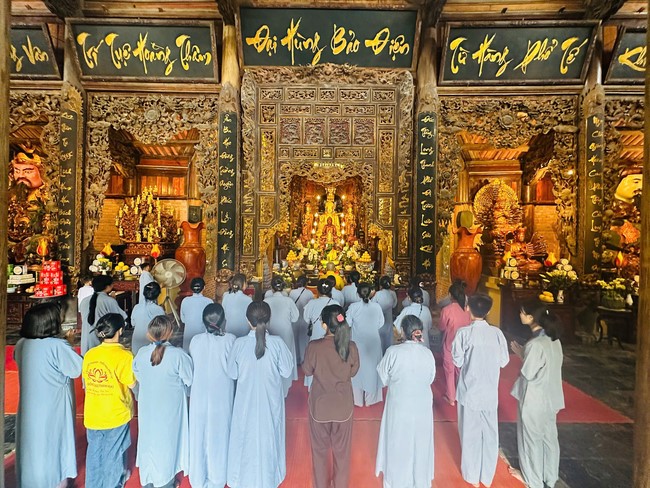 Offering to the rain-retreat schools in Thanh Hoa and Hoang Phap pagoda of Dong Cao Pagoda