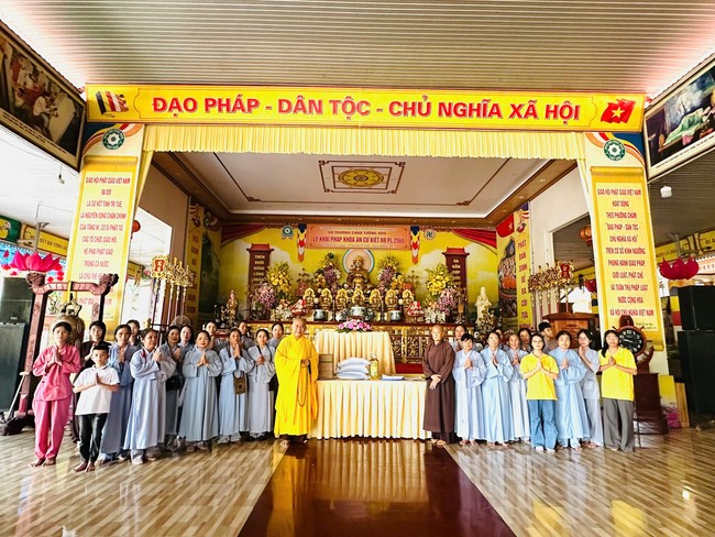 Offering to the rain-retreat schools in Thanh Hoa and Hoang Phap pagoda of Dong Cao Pagoda