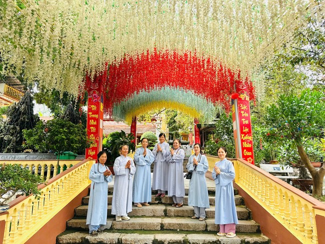 Offering to the rain-retreat schools in Thanh Hoa and Hoang Phap pagoda of Dong Cao Pagoda