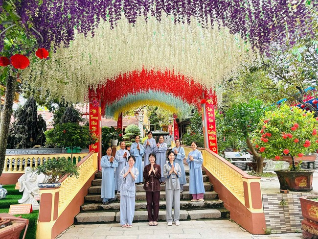 Offering to the rain-retreat schools in Thanh Hoa and Hoang Phap pagoda of Dong Cao Pagoda