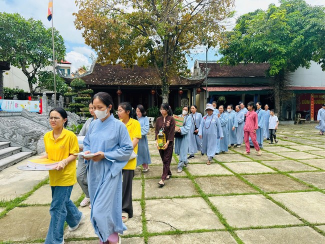 Offering to the rain-retreat schools in Thanh Hoa and Hoang Phap pagoda of Dong Cao Pagoda