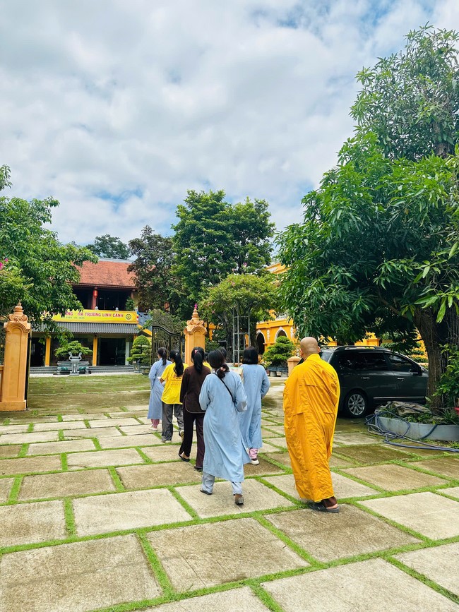 Offering to the rain-retreat schools in Thanh Hoa and Hoang Phap pagoda of Dong Cao Pagoda
