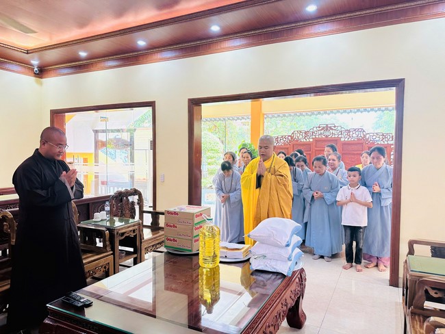 Offering to the rain-retreat schools in Thanh Hoa and Hoang Phap pagoda of Dong Cao Pagoda