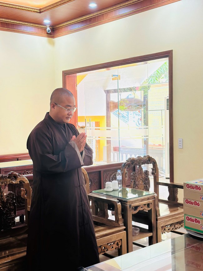 Offering to the rain-retreat schools in Thanh Hoa and Hoang Phap pagoda of Dong Cao Pagoda