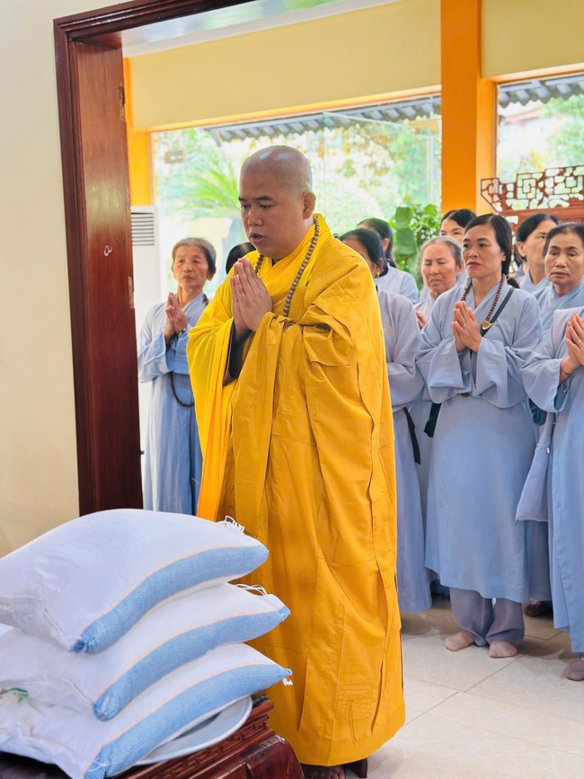 Offering to the rain-retreat schools in Thanh Hoa and Hoang Phap pagoda of Dong Cao Pagoda