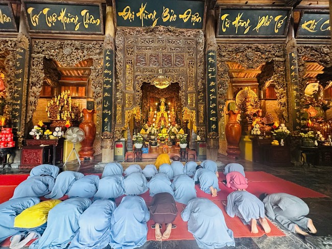 Offering to the rain-retreat schools in Thanh Hoa and Hoang Phap pagoda of Dong Cao Pagoda