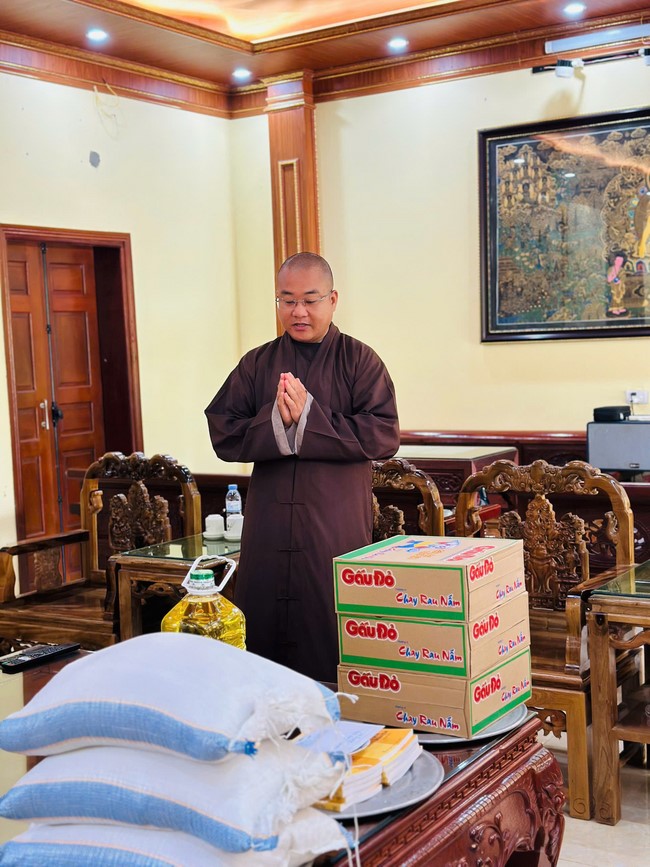 Offering to the rain-retreat schools in Thanh Hoa and Hoang Phap pagoda of Dong Cao Pagoda