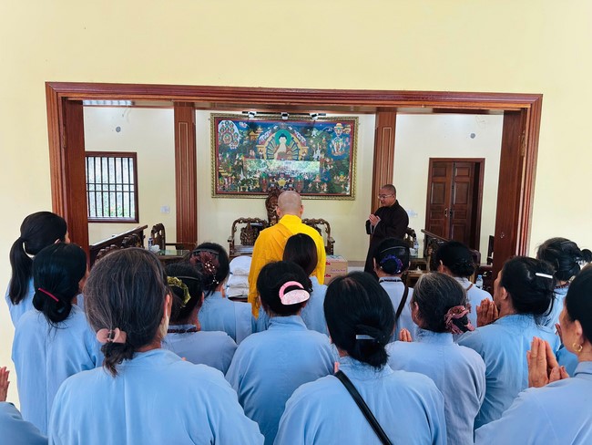 Offering to the rain-retreat schools in Thanh Hoa and Hoang Phap pagoda of Dong Cao Pagoda