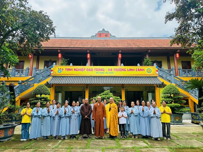 Offering to the rain-retreat schools in Thanh Hoa and Hoang Phap pagoda of Dong Cao Pagoda