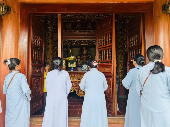 Offering to the rain-retreat schools in Thanh Hoa and Hoang Phap pagoda of Dong Cao Pagoda